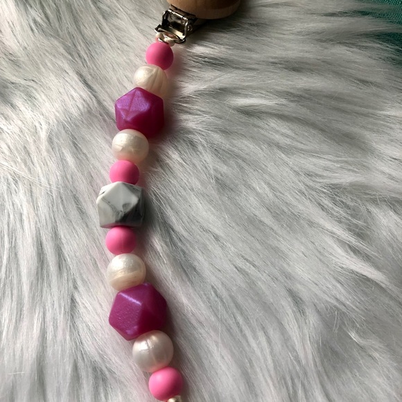 Handmade teething pacifier clip pig - Picture 2 of 2